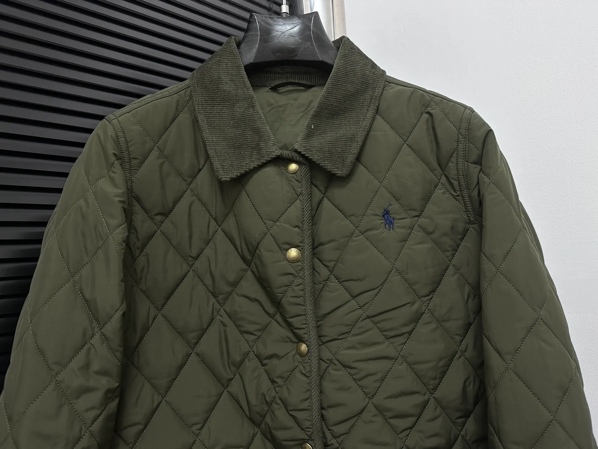P530 【Ralph Lauren】Ralph Lauren cotton-padded jacket. The face is filled with imitation feather cotton. Three-in-one rhombus quilted embroidery. Soft and comfortable. Warm and comfortable. Corduroy strips run through the whole body. No knots or overlaps. Artificial curling. Fine workmanship. Does not look bloated. The upper body is light and not bloated. Soft and comfortable. Highly recommended. Size: S M L